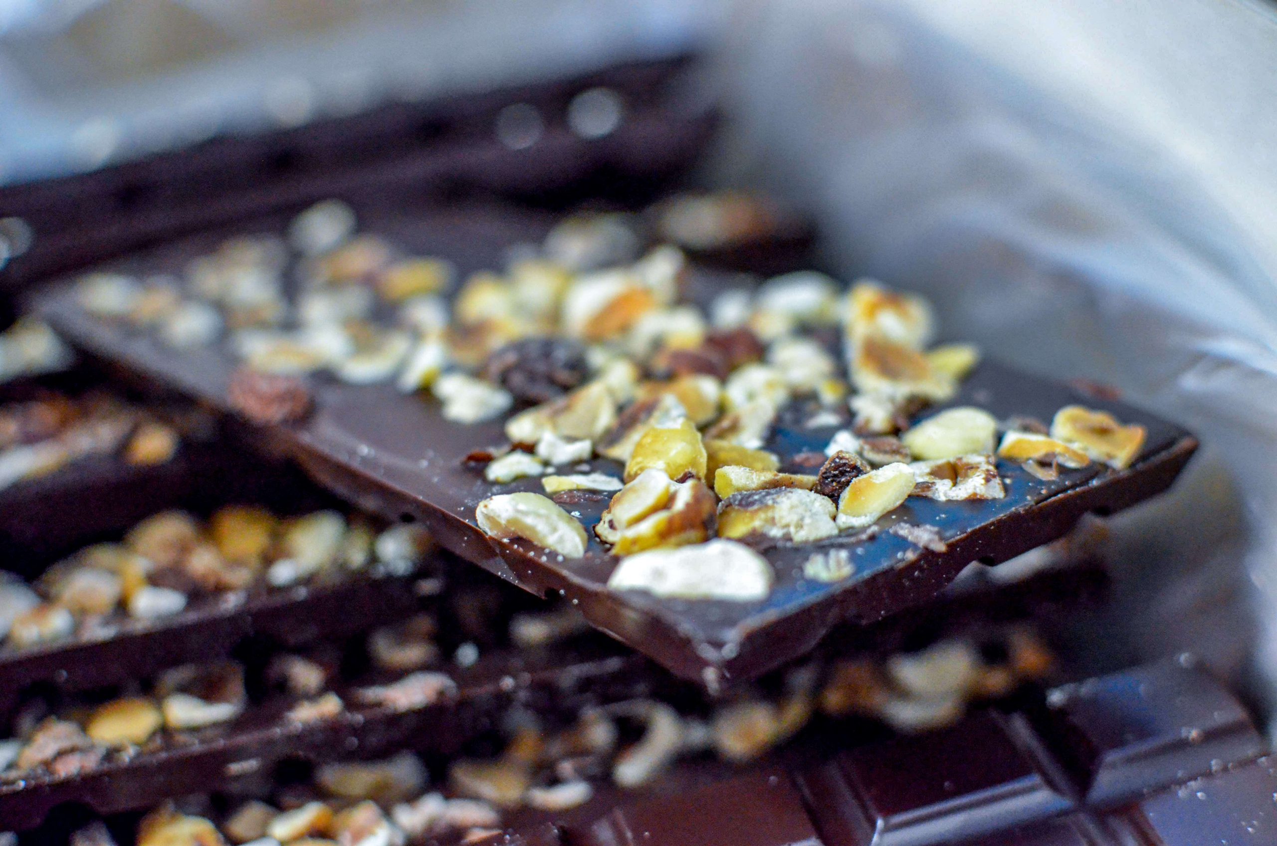 Chocolat Nao en vrac noir avec noix et écorces d'orange