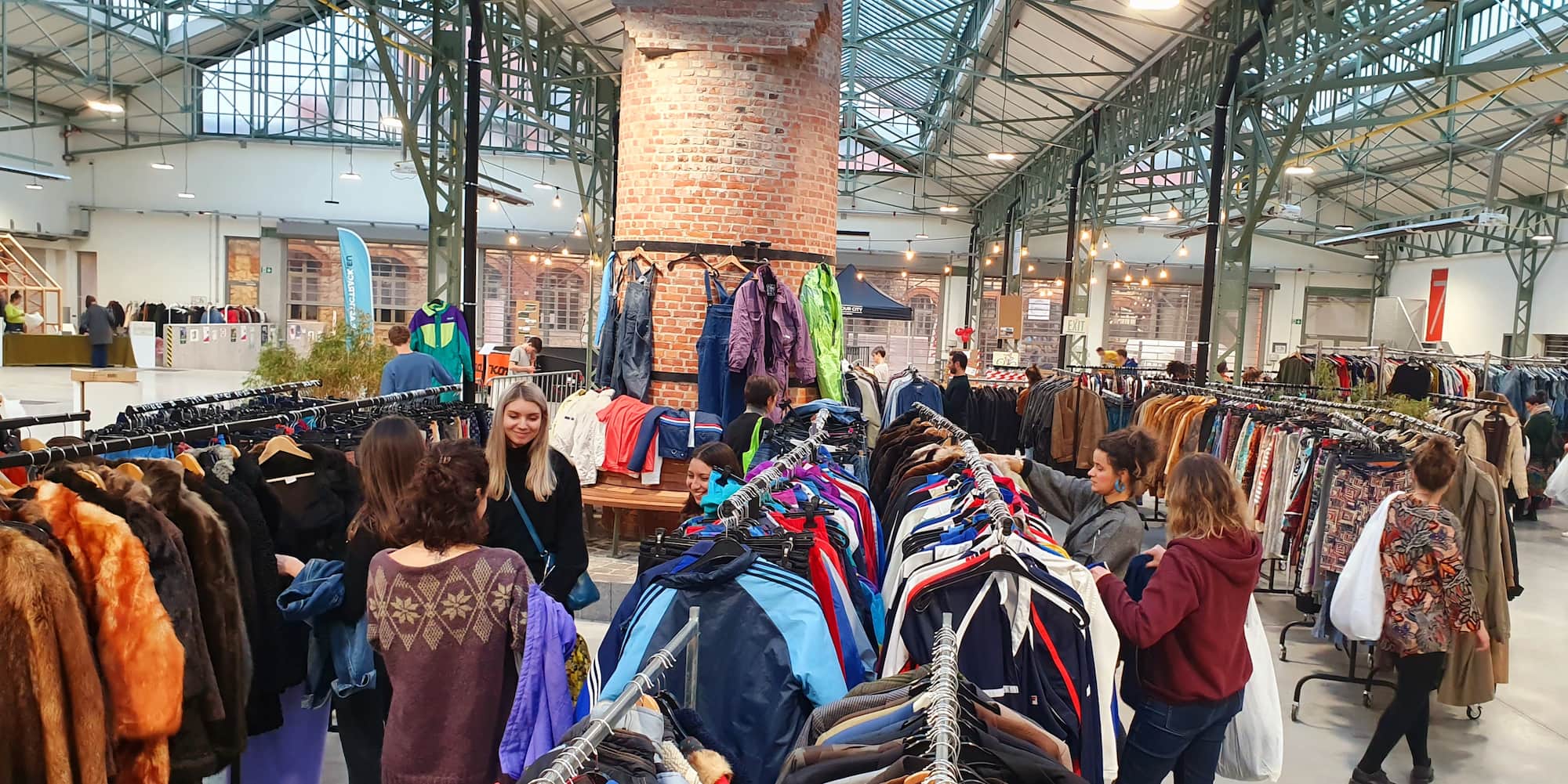 vintage market vêtements et accessoires dans la grande halle à be-here