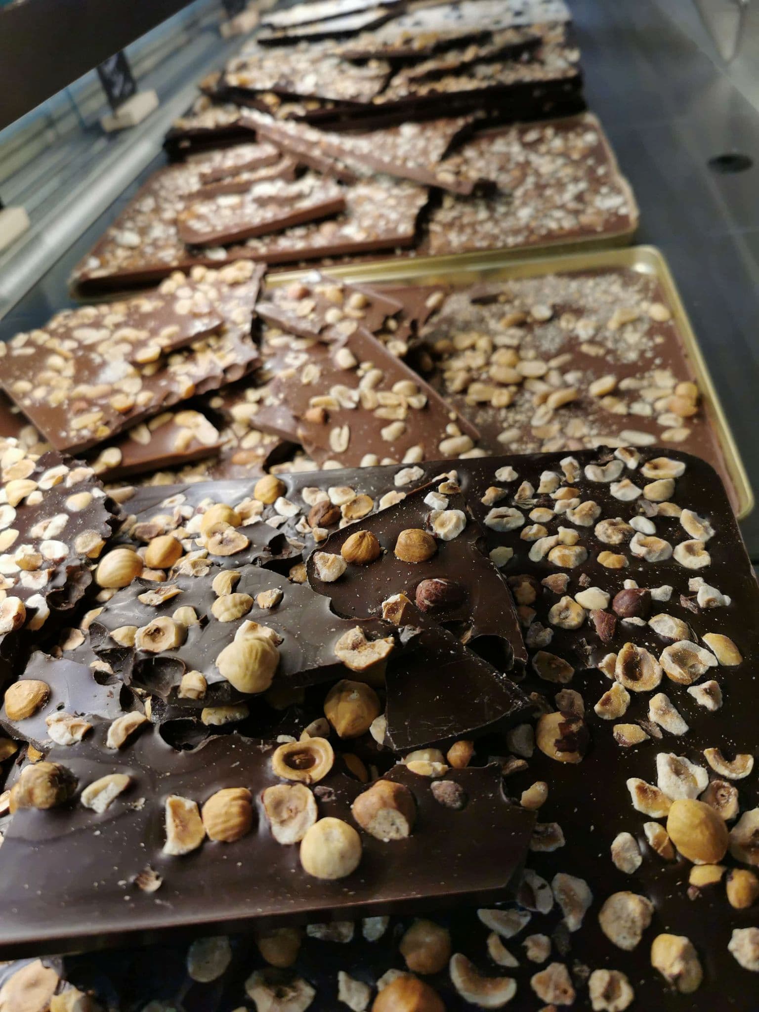 Nao chocolade in bulk met noten en gezouten pinda's