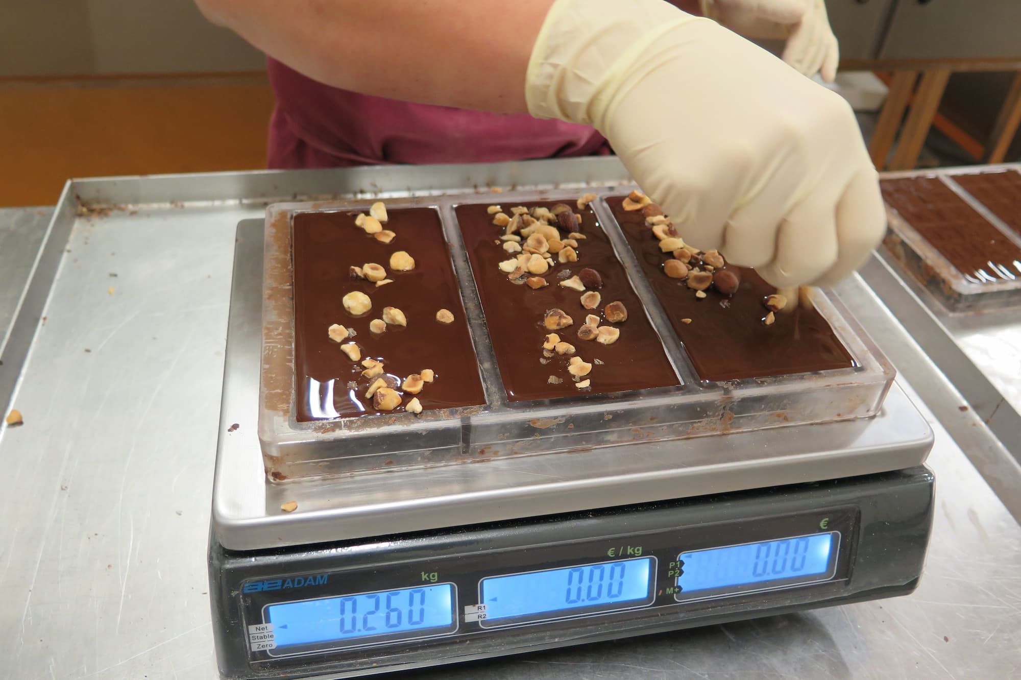 Ambachtelijke productie van Nao chocolade made in Laken bio bulk plak